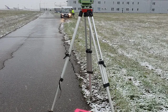 Zonă de pistă aeroportuară, fotografiată în timpul unei ninsori